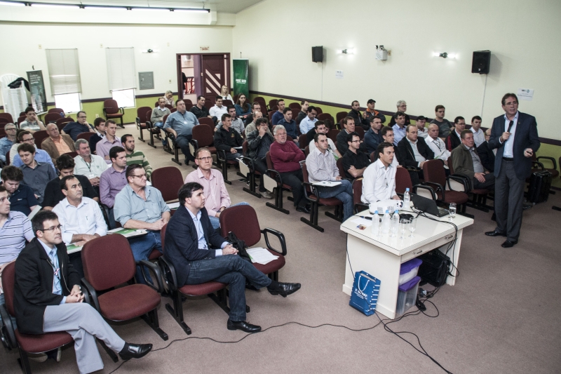 Presidente da Câmara de Transporte e Logística da FIESC, Mario Cezar de Aguiar, durante apresentação em São Miguel do Oeste (foto: Ivan Ansolin)